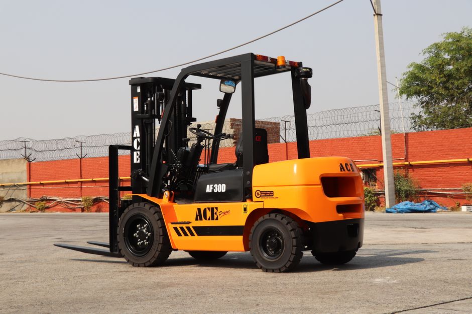 Industrial forklift with solid tyres